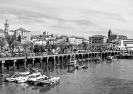 Lais Puzzle - Hafen von Bermeo, Baskenland, Spanien in schwarz weiß - 500, 1.000 & 2.000 Teile