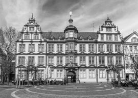Lais Puzzle - Fassade des Gutenberg-Hauses in Mainz in schwarz weiß - 500, 1.000 & 2.000 Teile