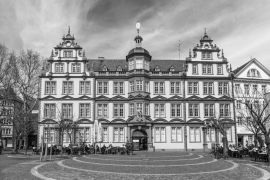 Lais Puzzle - Fassade des Gutenberg-Hauses in Mainz in schwarz weiß - 2.000 Teile