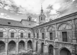 Lais Puzzle - Kloster von San Millan de Yuso in La Rioja, Spanien in schwarz weiß - 500, 1.000 & 2.000 Teile