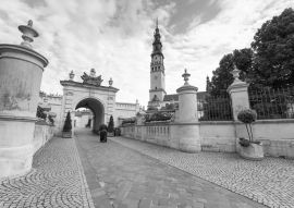 Lais Puzzle - Kloster Jasna Gora in der Stadt Tschenstochau (Czestochowa), Polen in schwarz weiß - 500, 1.000 & 2.000 Teile