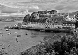 Lais Puzzle - Portree, Isle of Skye in schwarz weiß - 500, 1.000 & 2.000 Teile