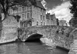 Lais Puzzle - Häuser entlang der Kanäle von Brügge oder Bruges, Belgien in schwarz weiß - 500, 1.000 & 2.000 Teile