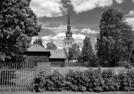 Lais Puzzle - Sommer in Mora im schwedischen Folklorebezirk Dalecarlia in schwarz weiß - 500, 1.000 & 2.000 Teile