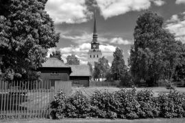 Lais Puzzle - Sommer in Mora im schwedischen Folklorebezirk Dalecarlia in schwarz weiß - 2.000 Teile