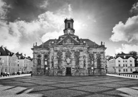 Lais Puzzle - Saarbrücken Ludwigskirche mit Ludwigsplatz Panorama in schwarz weiß - 1.000 Teile