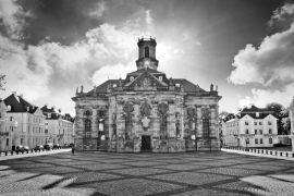 Lais Puzzle - Saarbrücken Ludwigskirche mit Ludwigsplatz Panorama in schwarz weiß - 2.000 Teile