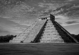 Lais Puzzle - El Castillo (Kukulkan-Tempel) bei Sonnenuntergang. Chichen Itza, Mexiko in schwarz weiß - 1.000 Teile