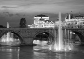 Lais Puzzle - Die nordmazedonische Hauptstadt Skopje. Alte Steinbrücke in schwarz weiß - 500, 1.000 & 2.000 Teile