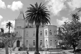 Lais Puzzle - Alte Villa in Alcobaca in schwarz weiß - 2.000 Teile