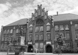 Lais Puzzle - Jahnschule in Wittenberge`s Gründerzeitviertel in schwarz weiß - 500, 1.000 & 2.000 Teile