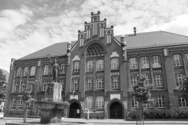 Lais Puzzle - Jahnschule in Wittenberge`s Gründerzeitviertel in schwarz weiß - 2.000 Teile