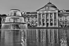 Lais Puzzle - Wiesbaden, Kurhaus, am Abend in schwarz weiß - 2.000 Teile