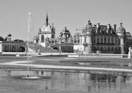 Lais Puzzle - Picardie, das malerische Schloss von Chantilly in Oise, Frankreich in schwarz weiß - 500, 1.000 & 2.000 Teile