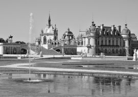 Lais Puzzle - Picardie, das malerische Schloss von Chantilly in Oise, Frankreich in schwarz weiß - 1.000 Teile