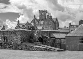 Lais Puzzle - Lerwick, Rathaus, Shetland, Schottland in schwarz weiß - 500, 1.000 & 2.000 Teile