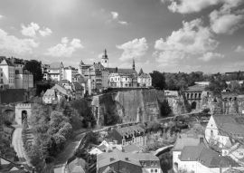 Lais Puzzle - Blick von oben auf die schöne Stadt Luxemburg in schwarz weiß - 500, 1.000 & 2.000 Teile