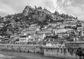 Lais Puzzle - Blick auf die Altstadt von Berat, Albanien in schwarz weiß - 500, 1.000 & 2.000 Teile