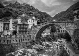 Lais Puzzle - Pont Sant Martin, Aostatal in schwarz weiß - 500, 1.000 & 2.000 Teile