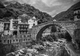 Lais Puzzle - Pont Sant Martin, Aostatal in schwarz weiß - 1.000 Teile