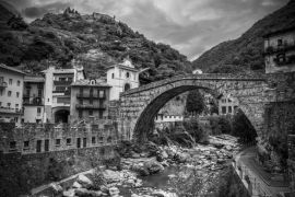 Lais Puzzle - Pont Sant Martin, Aostatal in schwarz weiß - 2.000 Teile