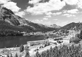 Lais Puzzle - Das mondäne Sankt Moritz mit Moritzsee und Bergen in schwarz weiß - 1.000 Teile