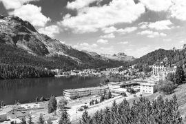 Lais Puzzle - Das mondäne Sankt Moritz mit Moritzsee und Bergen in schwarz weiß - 2.000 Teile