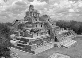 Lais Puzzle - Haupttempel in Edzna, Campeche, Mexiko in schwarz weiß - 500, 1.000 & 2.000 Teile