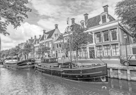 Lais Puzzle - Boote in einem Kanal in Harlingen in schwarz weiß - 1.000 Teile