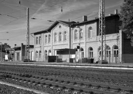 Lais Puzzle - Grossraeschen Bahnhof in schwarz weiß - 500, 1.000 & 2.000 Teile