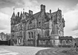 Lais Puzzle - Historisches Herrenhaus von Blarney in der Burg in Co. Cork, Irland in schwarz weiß - 500, 1.000 & 2.000 Teile