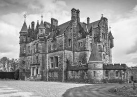 Lais Puzzle - Historisches Herrenhaus von Blarney in der Burg in Co. Cork, Irland in schwarz weiß - 1.000 Teile