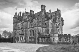 Lais Puzzle - Historisches Herrenhaus von Blarney in der Burg in Co. Cork, Irland in schwarz weiß - 2.000 Teile