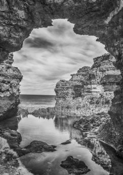 Lais Puzzle - Meereslandschaft, Landschaft und Skyline der Great Ocean Road, Australien in schwarz weiß - 1.000 Teile