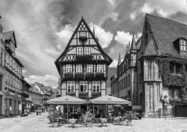 Lais Puzzle - Alte deutsche Häuser in Quedlinburg in schwarz weiß - 500, 1.000 & 2.000 Teile