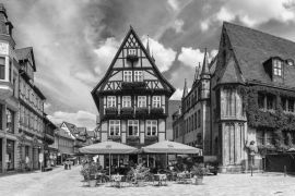 Lais Puzzle - Alte deutsche Häuser in Quedlinburg in schwarz weiß - 2.000 Teile