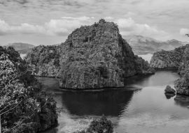 Lais Puzzle - Blick auf den Kayangan-See in Coron, Philippinen in schwarz weiß - 500, 1.000 & 2.000 Teile