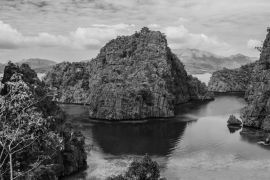 Lais Puzzle - Blick auf den Kayangan-See in Coron, Philippinen in schwarz weiß - 2.000 Teile