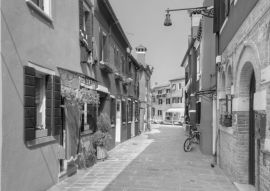 Lais Puzzle - Bunte Häuser auf der Insel Burano, in der Nähe von Venedig, Italien in schwarz weiß - 500, 1.000 & 2.000 Teile