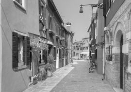 Lais Puzzle - Bunte Häuser auf der Insel Burano, in der Nähe von Venedig, Italien in schwarz weiß - 1.000 Teile