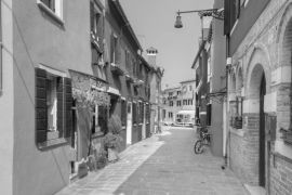 Lais Puzzle - Bunte Häuser auf der Insel Burano, in der Nähe von Venedig, Italien in schwarz weiß - 2.000 Teile