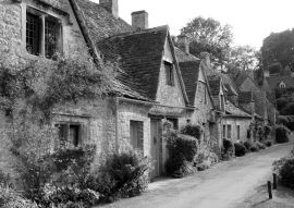 Lais Puzzle - Traditionelle alte Häuser in der englischen Landschaft der Cotswolds in schwarz weiß - 500, 1.000 & 2.000 Teile