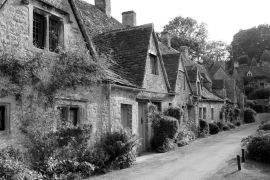 Lais Puzzle - Traditionelle alte Häuser in der englischen Landschaft der Cotswolds in schwarz weiß - 2.000 Teile