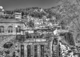 Lais Puzzle - malerische Ansicht von Krya in der Stadt Livadeia in Mittelgriechenland in schwarz weiß - 500, 1.000 & 2.000 Teile