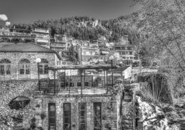 Lais Puzzle - malerische Ansicht von Krya in der Stadt Livadeia in Mittelgriechenland in schwarz weiß - 1.000 Teile