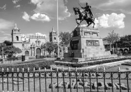 Lais Puzzle - Plaza de Armas in Ayacucho, Peru in schwarz weiß - 500, 1.000 & 2.000 Teile