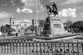 Lais Puzzle - Plaza de Armas in Ayacucho, Peru in schwarz weiß - 2.000 Teile