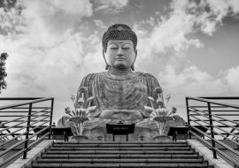 Lais Puzzle - Hyogo Daibutsu - Buddha-Statue in Kobe, Japan in schwarz weiß - 1.000 Teile