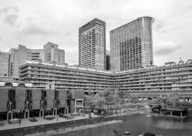 Lais Puzzle - Blick auf den Barbican-Komplex in London, England in schwarz weiß - 500, 1.000 & 2.000 Teile