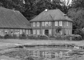Lais Puzzle - Bauernhof in Bockhorn in schwarz weiß - 500, 1.000 & 2.000 Teile